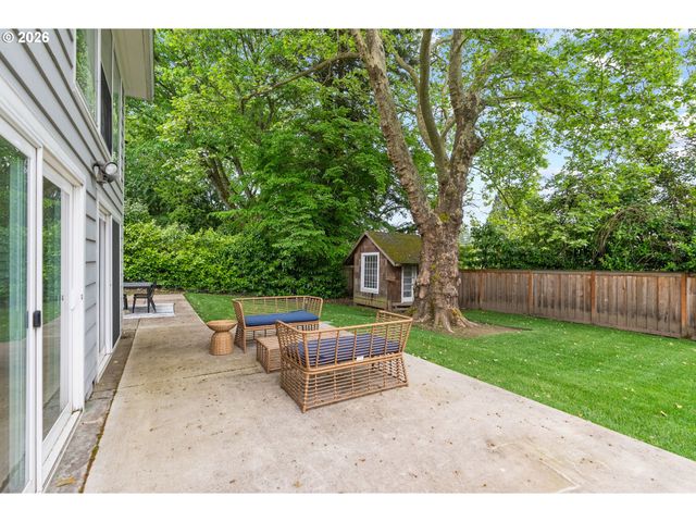 8120 Sw MAPLE Dr, Portland, OR 97225