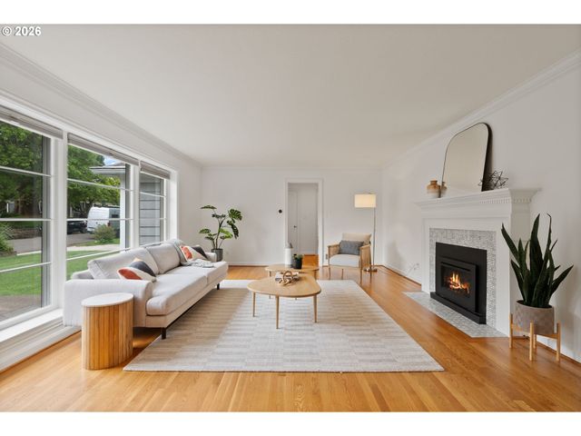 8120 Sw MAPLE Dr, Portland, OR 97225