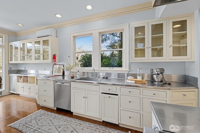 939 21st Avenue E, Seattle, WA 98112