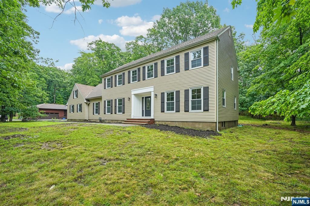 12 Apache Road, Wayne, NJ 07470