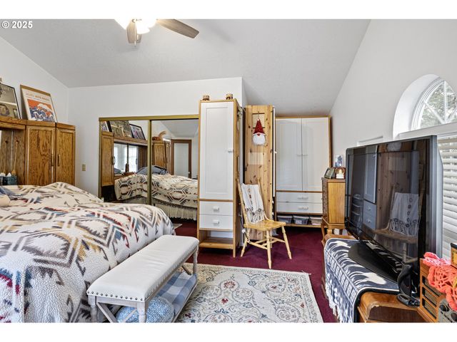 684 BEAR CREEK Rd, Cottage Grove, OR 97424