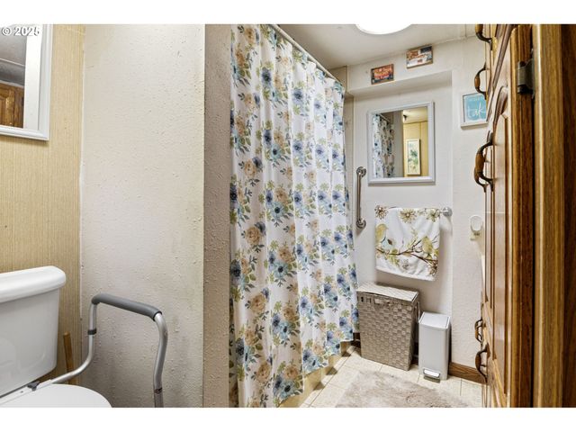 684 BEAR CREEK Rd, Cottage Grove, OR 97424