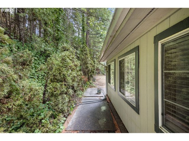 684 BEAR CREEK Rd, Cottage Grove, OR 97424