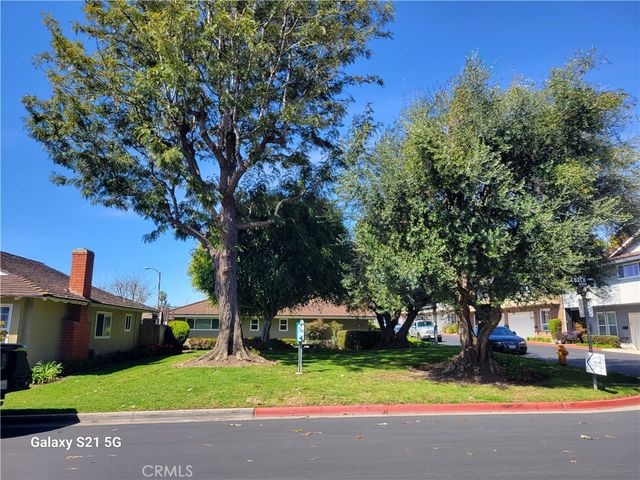 16862 B Coach Lane, Huntington Beach, CA 92649