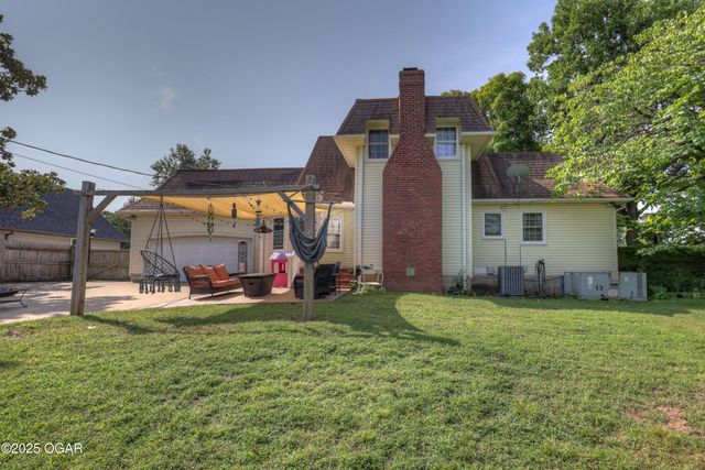 2211 E 10th Street, Joplin, MO 64801