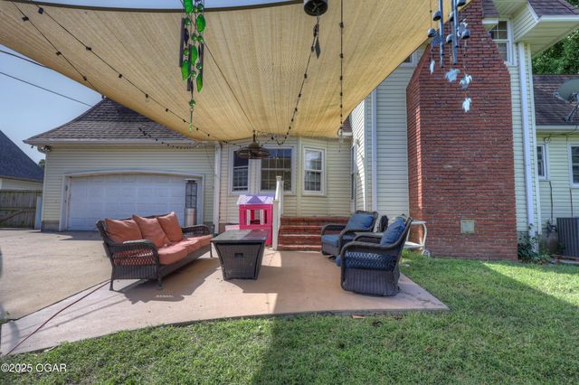 2211 E 10th Street, Joplin, MO 64801