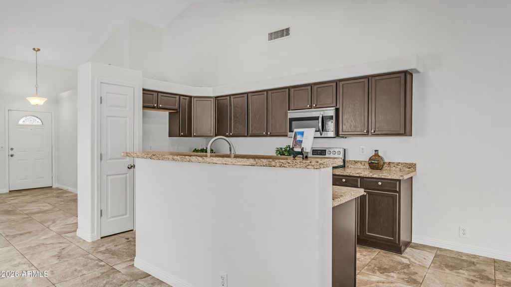 Image 10 of property listing at 8944 W FULLAM Street, Peoria, AZ 85382