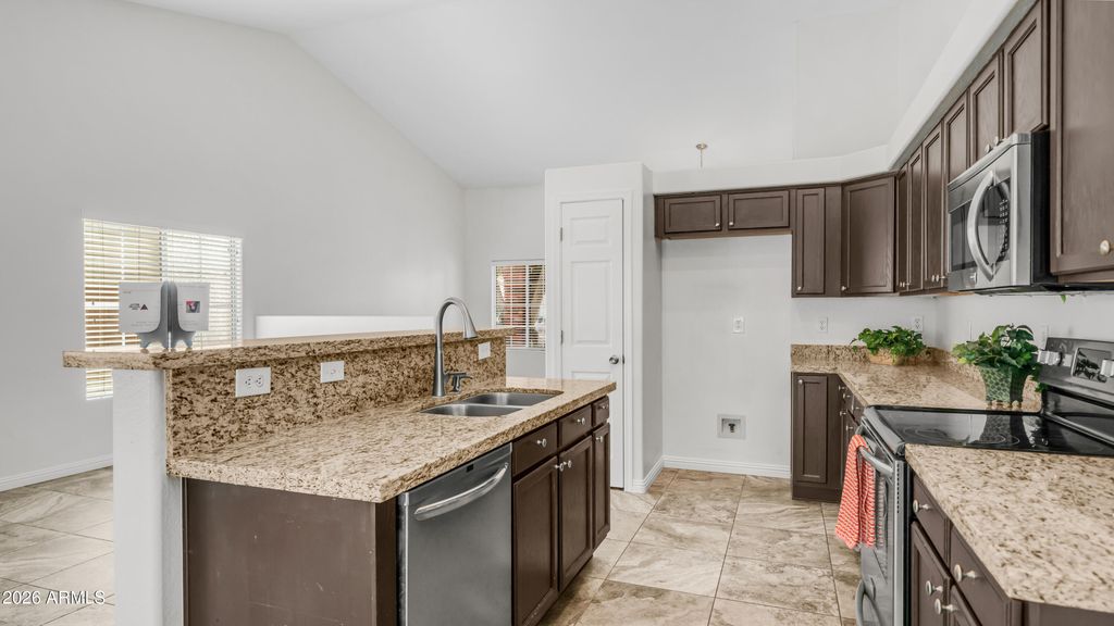 Image 11 of property listing at 8944 W FULLAM Street, Peoria, AZ 85382