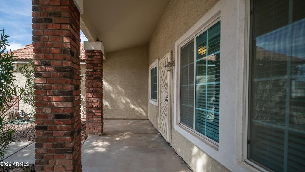 Image 2 of property listing at 8944 W FULLAM Street, Peoria, AZ 85382
