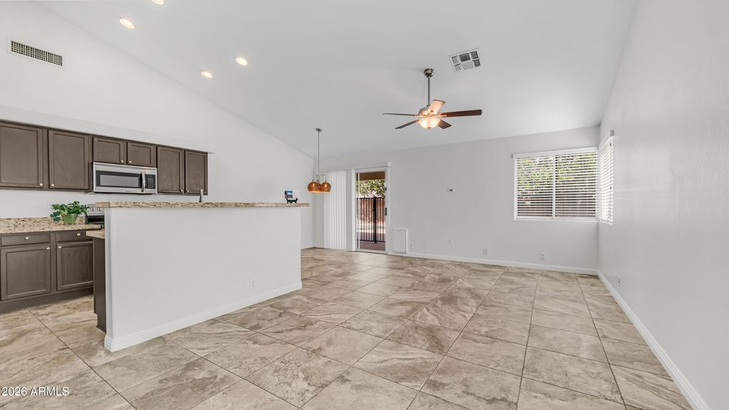 Image 7 of property listing at 8944 W FULLAM Street, Peoria, AZ 85382