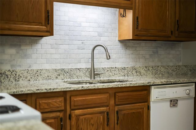 13 Oaks PL, Lago Vista, TX 78645
