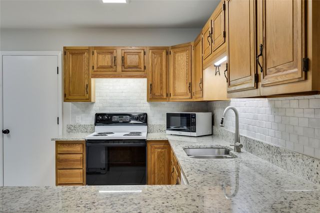 13 Oaks PL, Lago Vista, TX 78645
