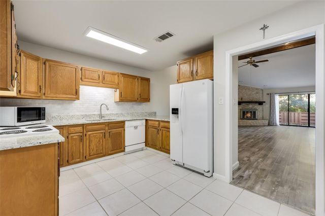 13 Oaks PL, Lago Vista, TX 78645