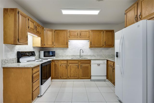 13 Oaks PL, Lago Vista, TX 78645