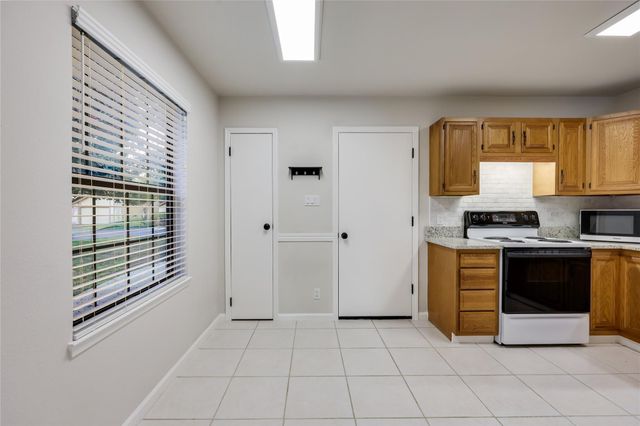 13 Oaks PL, Lago Vista, TX 78645