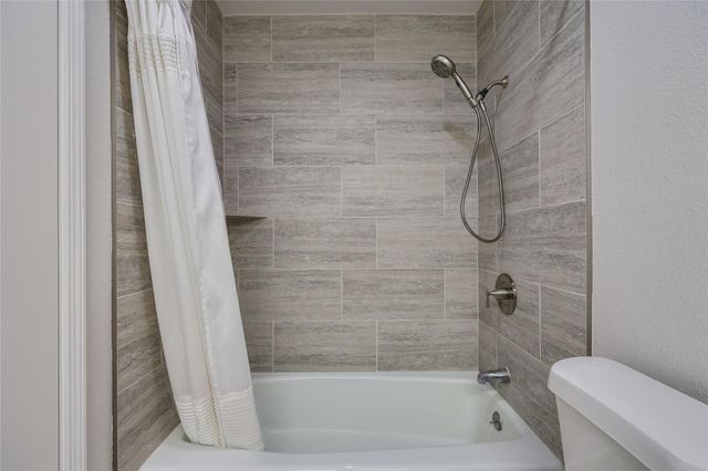 13 Oaks PL, Lago Vista, TX 78645