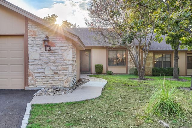 13 Oaks PL, Lago Vista, TX 78645