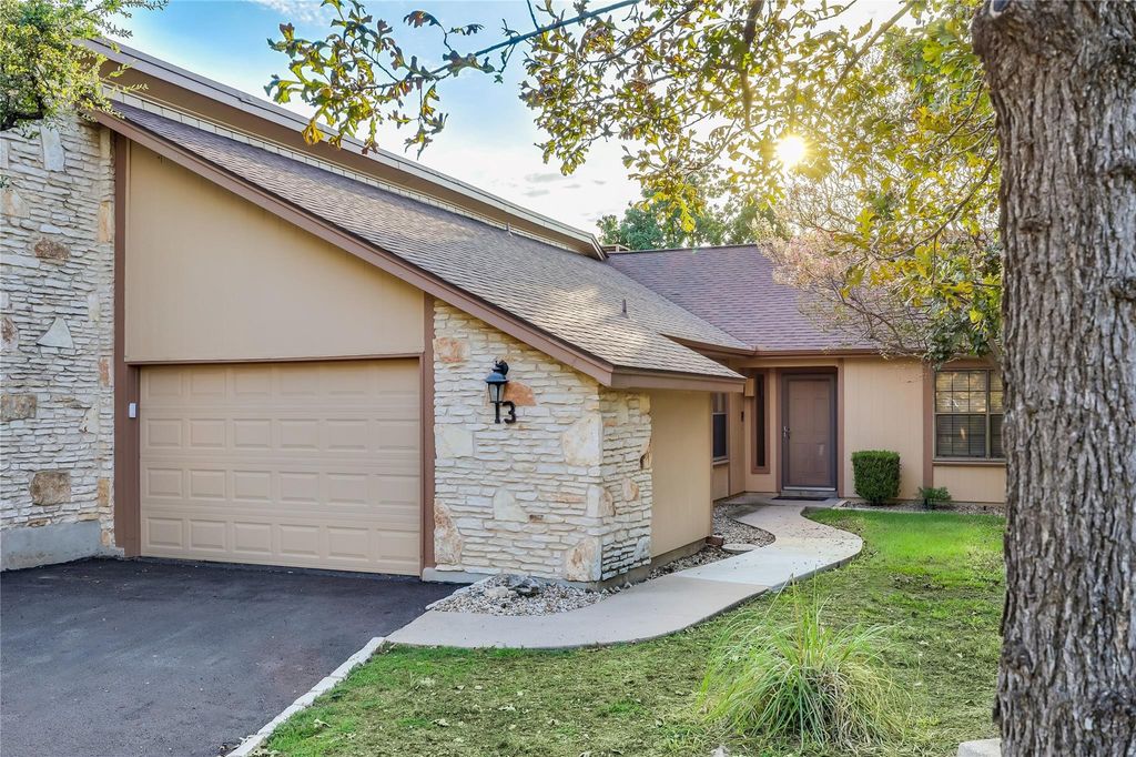 13 Oaks PL, Lago Vista, TX 78645