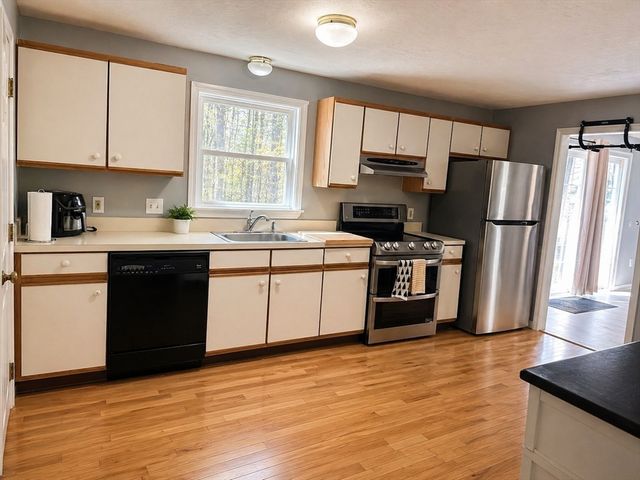 12 Pinecrest Road 12, Uxbridge, MA 01569