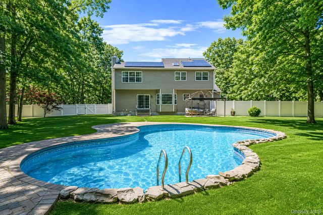 9 Mulligan Drive, Medford, NY 11763