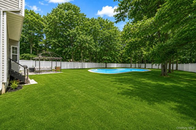 9 Mulligan Drive, Medford, NY 11763
