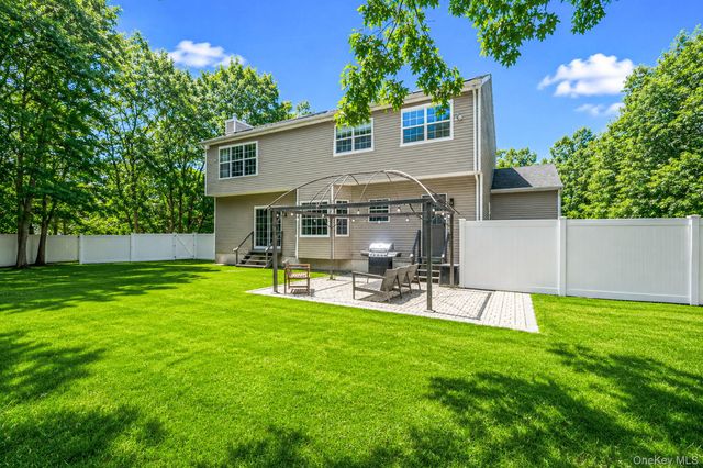 9 Mulligan Drive, Medford, NY 11763
