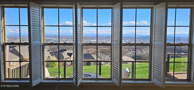 1205 Bishops View Lane, Knoxville, TN 37932