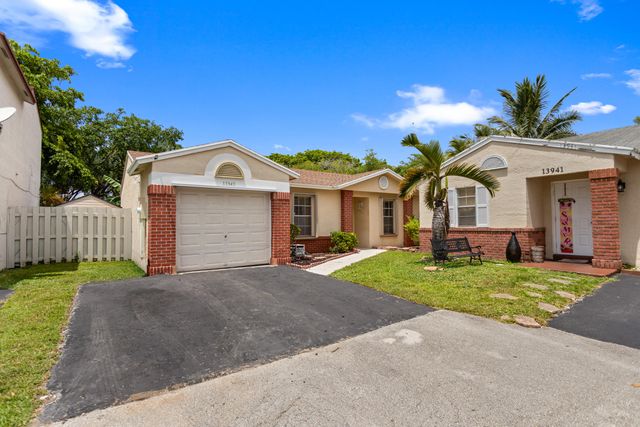 13945 LANGLEY Place, Davie, FL 33325