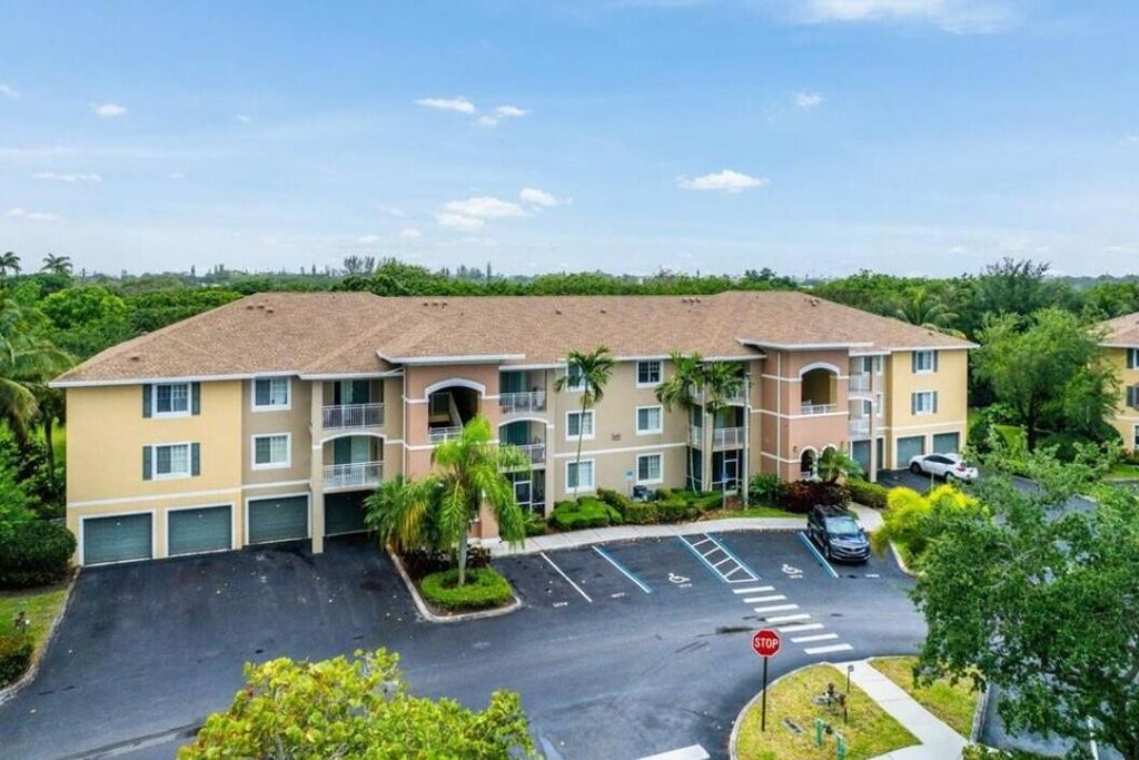 6492 Emerald Dunes Drive 208, West Palm Beach, FL 33411