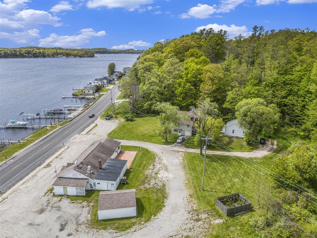 5164 Monroe Road, Pentwater, MI 49449