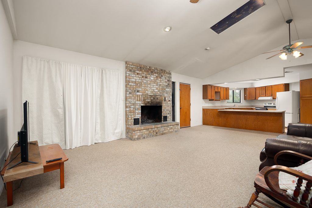 Image 4 of property listing at 7719 County Road 6002, Millersview, TX 76862