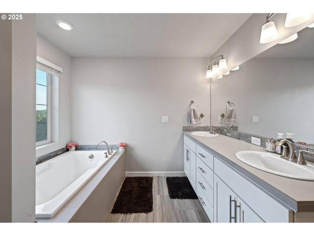 16920 Se HEMRICH Rd, Happy Valley, OR 97086