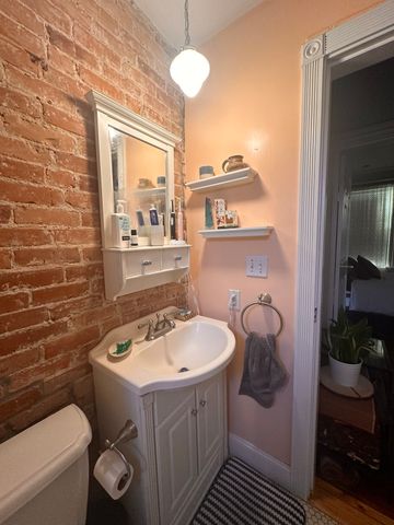 207 Cummins Hwy 1F, Boston, MA 02131