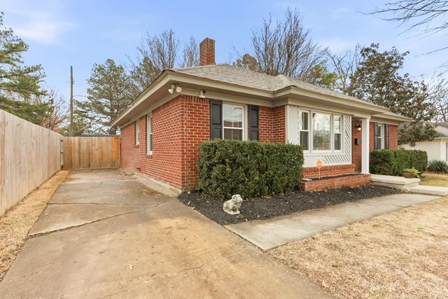 932 IVY RD, Memphis, TN 38117