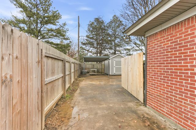 932 IVY RD, Memphis, TN 38117