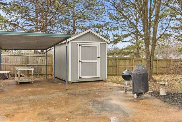 932 IVY RD, Memphis, TN 38117