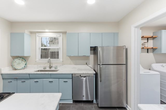 932 IVY RD, Memphis, TN 38117