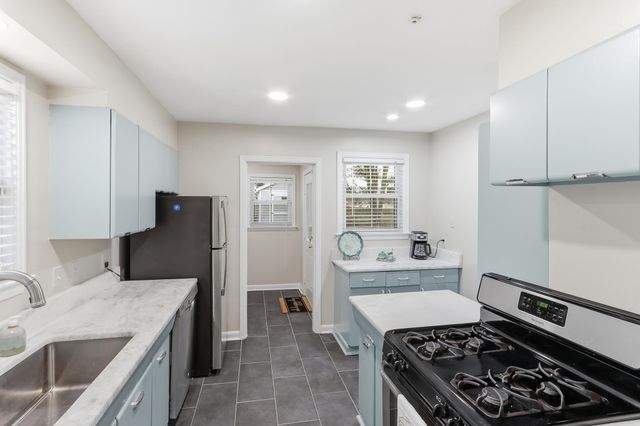 932 IVY RD, Memphis, TN 38117