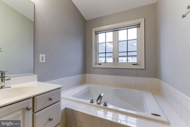 953 HARRISON CIR, Alexandria, VA 22304