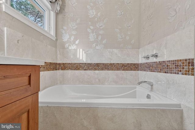 1205 SUFFIELD DR, Mclean, VA 22101