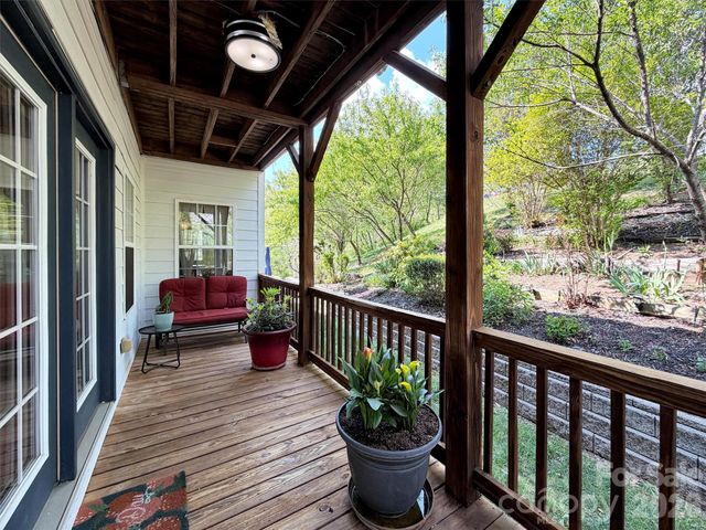 237 Midway Crossing, Clyde, NC 28721