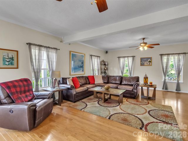 237 Midway Crossing, Clyde, NC 28721