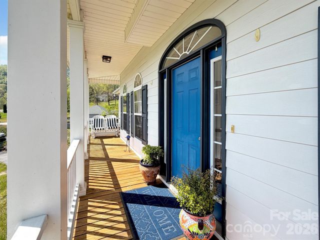 237 Midway Crossing, Clyde, NC 28721