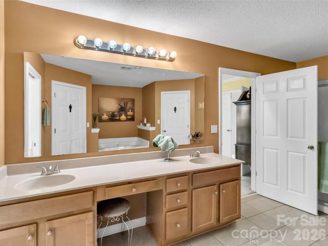 237 Midway Crossing, Clyde, NC 28721