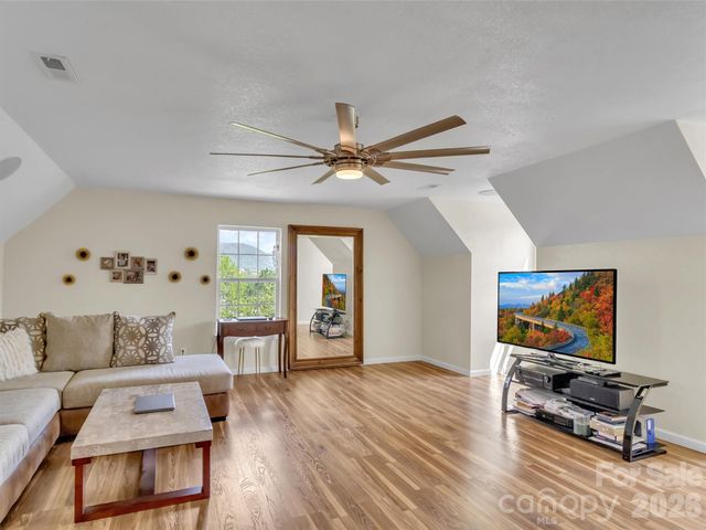 237 Midway Crossing, Clyde, NC 28721