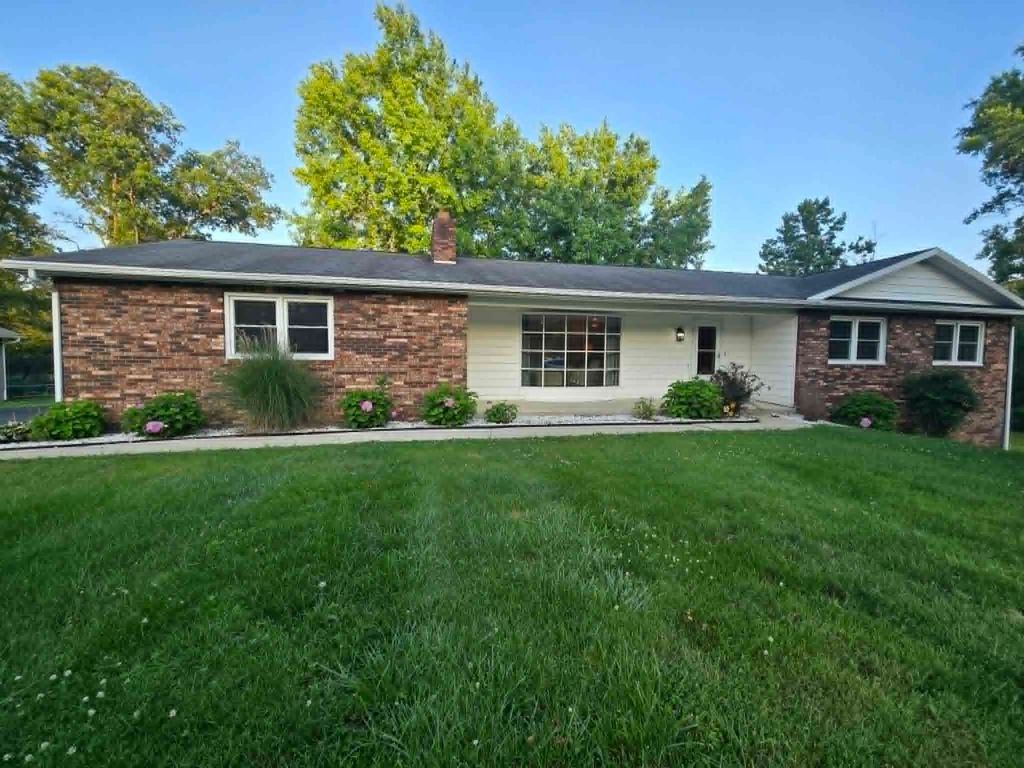 Image 1 of property listing at 15680 N Cooks Drive, Mt Vernon, IL 62864