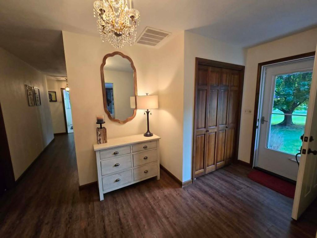 Image 11 of property listing at 15680 N Cooks Drive, Mt Vernon, IL 62864