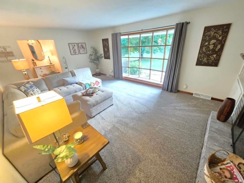 Image 14 of property listing at 15680 N Cooks Drive, Mt Vernon, IL 62864