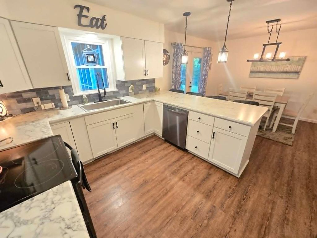 Image 16 of property listing at 15680 N Cooks Drive, Mt Vernon, IL 62864