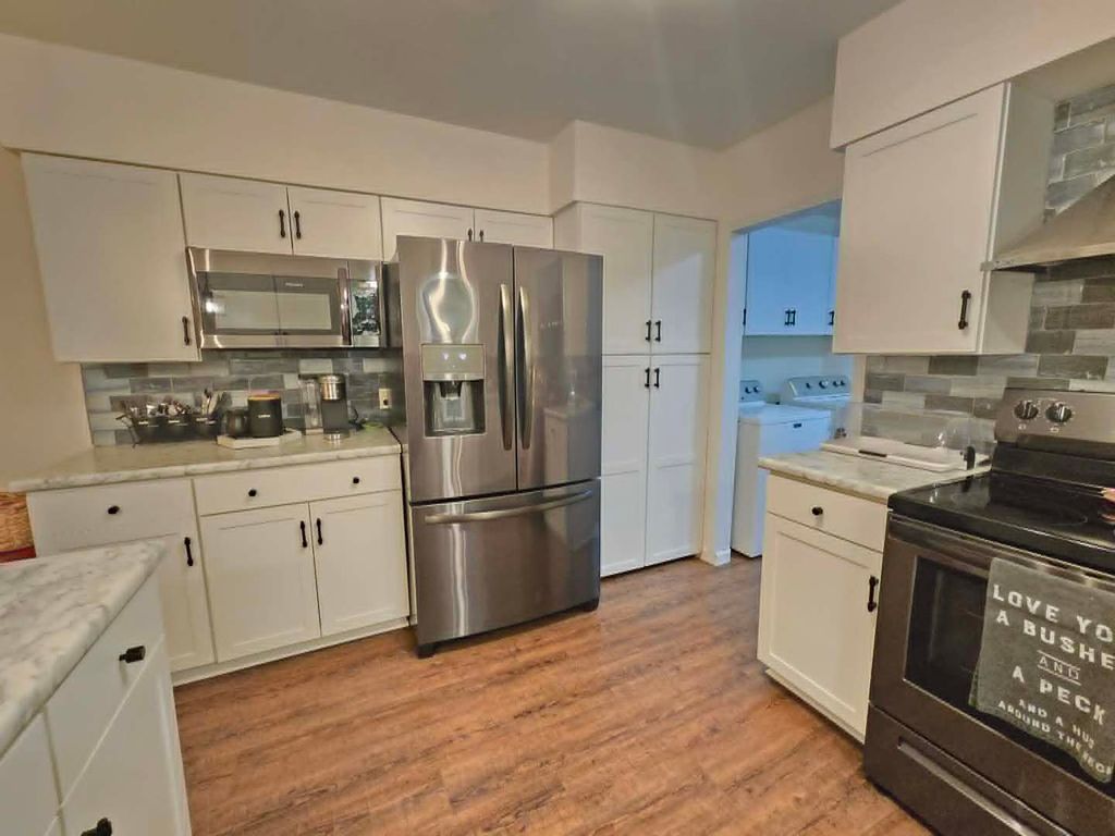 Image 17 of property listing at 15680 N Cooks Drive, Mt Vernon, IL 62864